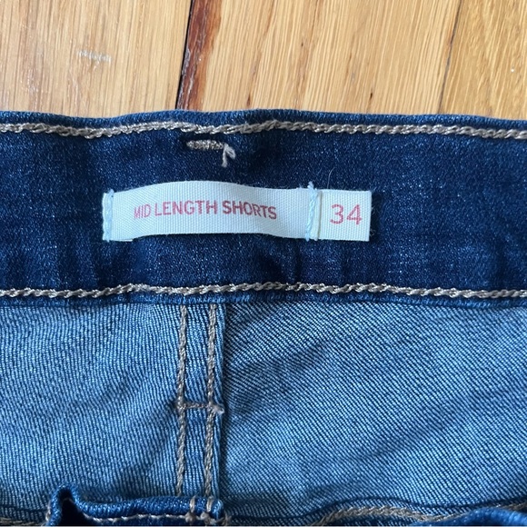 EUC Levi’s Women’s Mid Length Shorts Size 34 - Picture 4 of 5